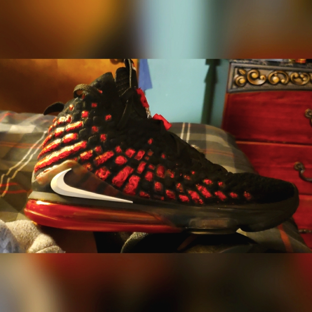 NIKE Lebron XV11'S 17'S / size 10.5 men's, black, red infrared.